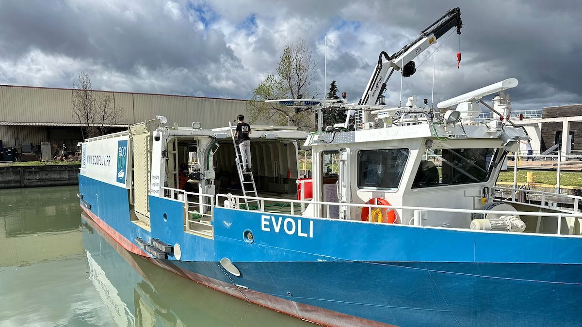 An electric and solar-powered delivery boat to replace thousands of trucks in Lyon